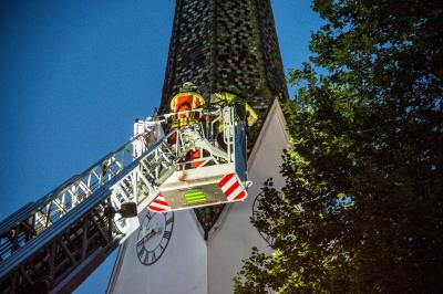 Aichtal-Neuenhaus: Sturmnachzuegler - Mann von Dachziegel der Kirche getroffen - Feuerwehr sperrt Kirche weitraeumig ab